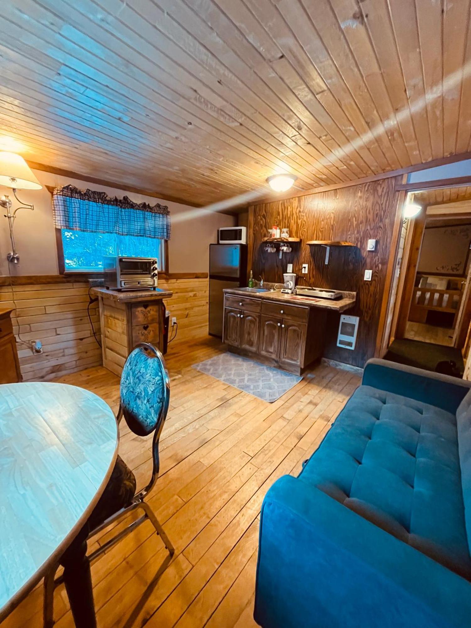 Summit River Lodge&Campsites Valemount Exterior foto